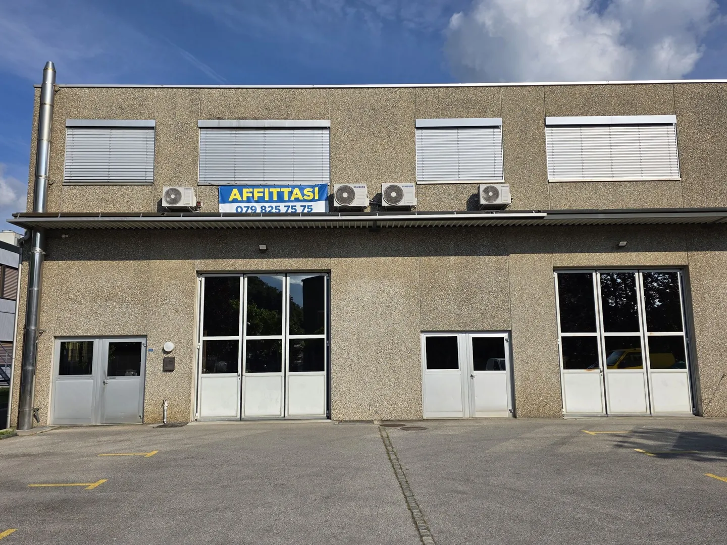 Bâtiment commercial dans une zone d'activités de production et de services - Photo 1 sur 18
