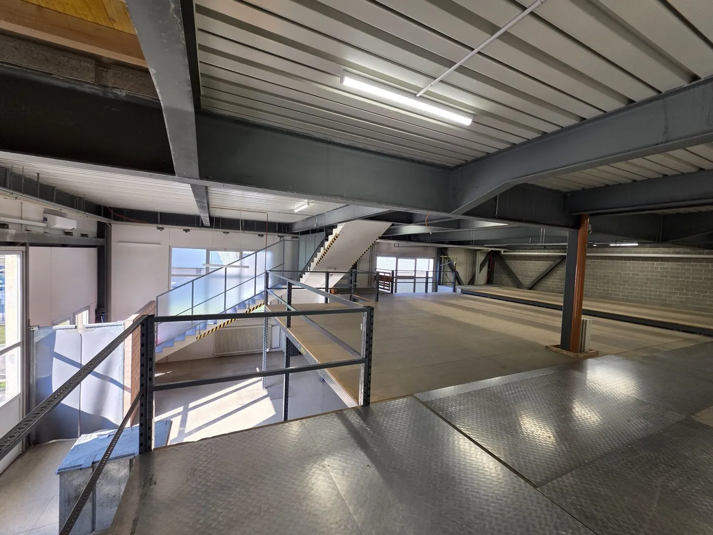 Bâtiment commercial dans une zone d'activités de production et de services - Photo 10 sur 18