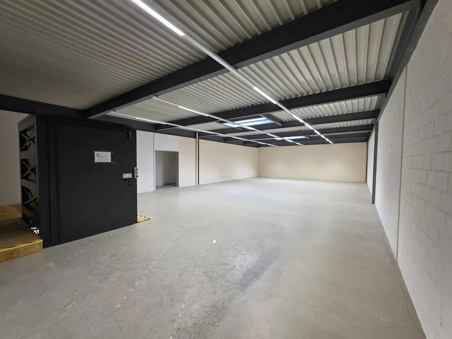 Bâtiment commercial dans une zone d'activités de production et de services - Photo 14 sur 18