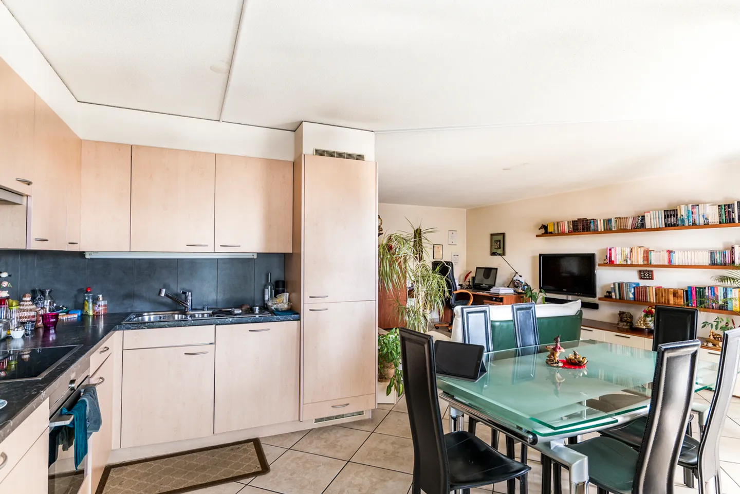 Appartement moderne avec balcon ensoleillé - Photo 5 sur 10