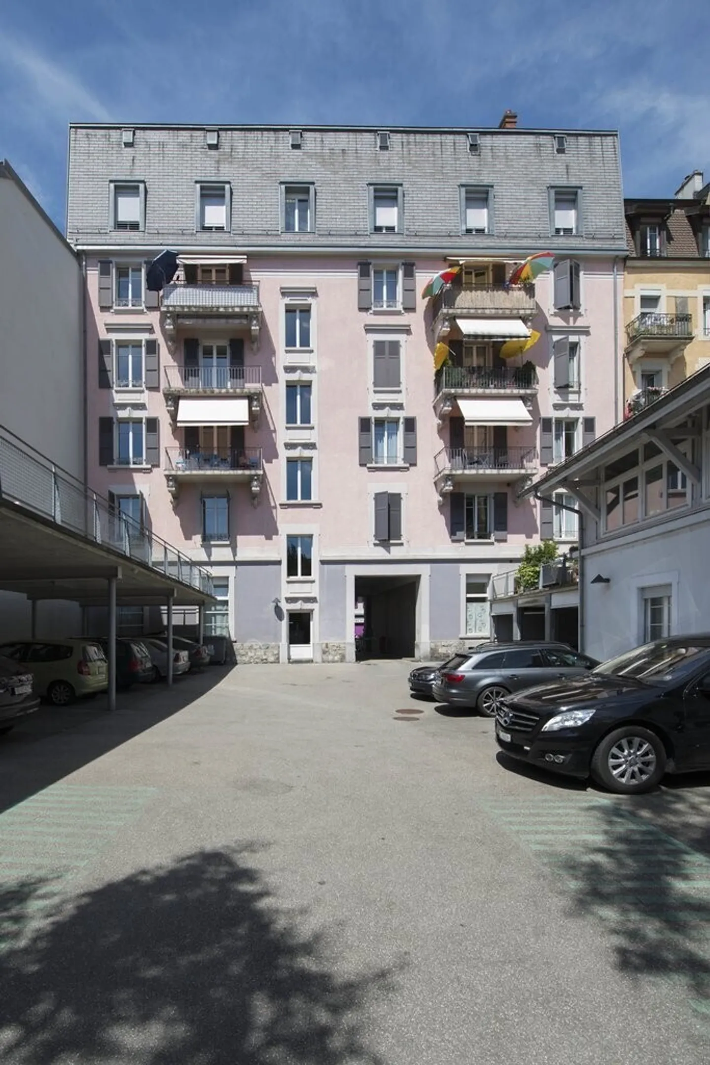 Überdachter Parkplatz unter dem Bahnhof - Foto 1 von 1