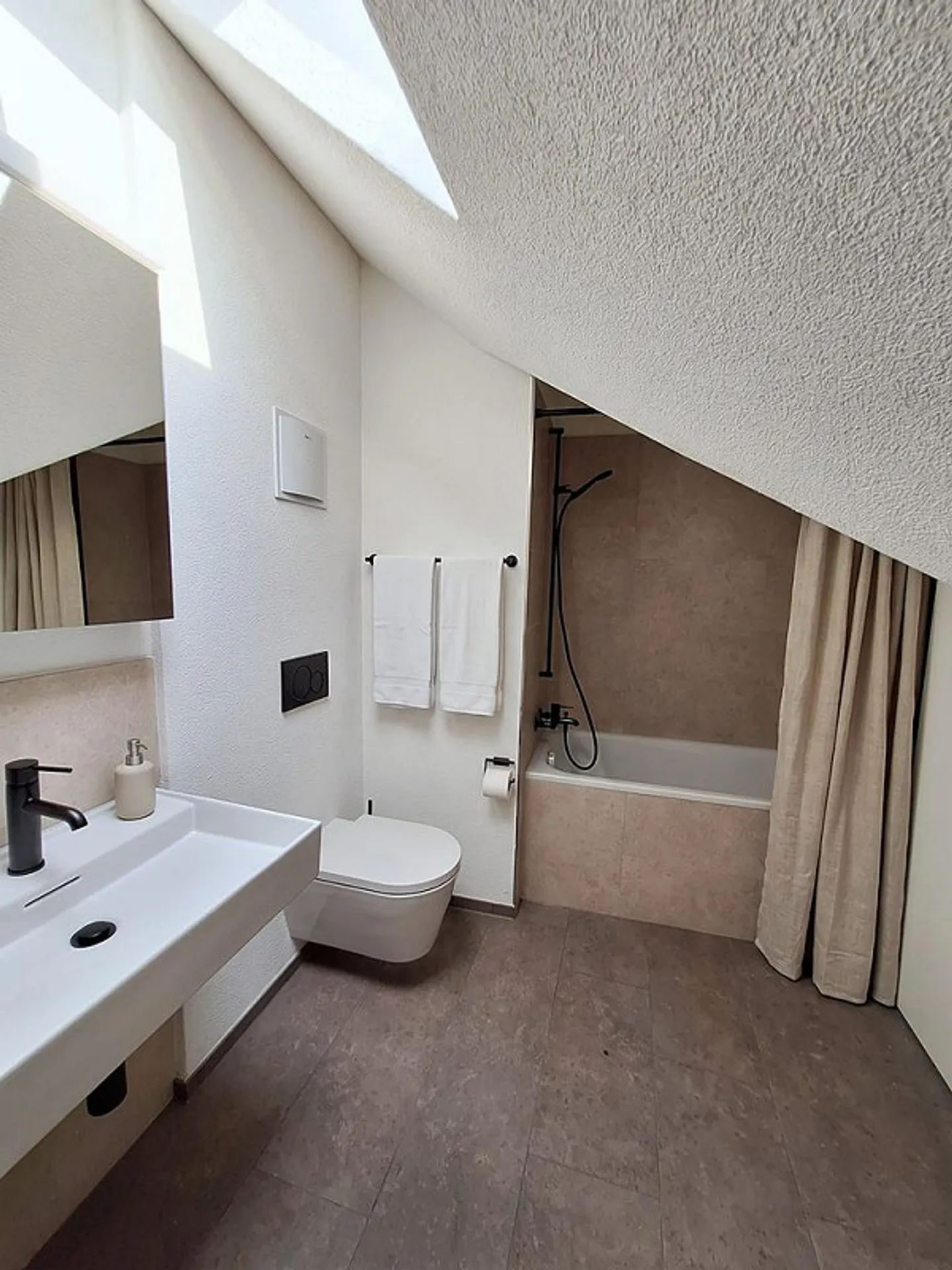 Maisonette de 3,5 pièces avec balcon ensoleillé et vue dégagée - Photo 9 sur 9