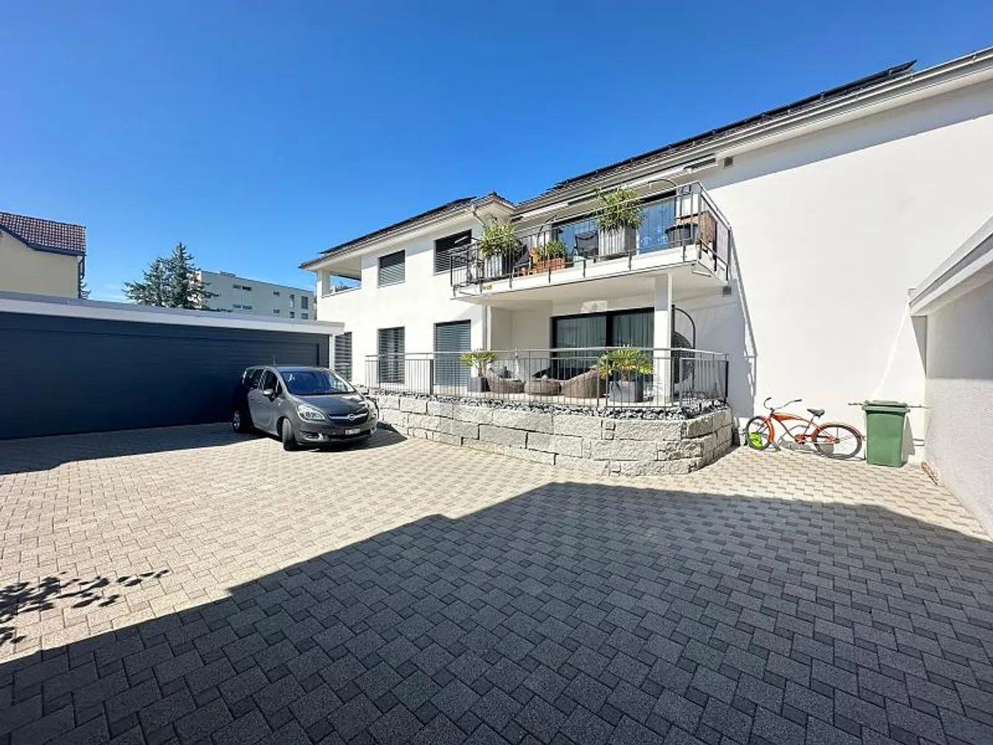 Modernes Mehrfamilienhaus - Foto 1 von 6