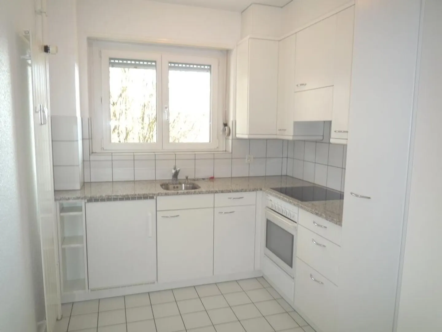 Appartement moderne avec balcon - Photo 2 sur 7