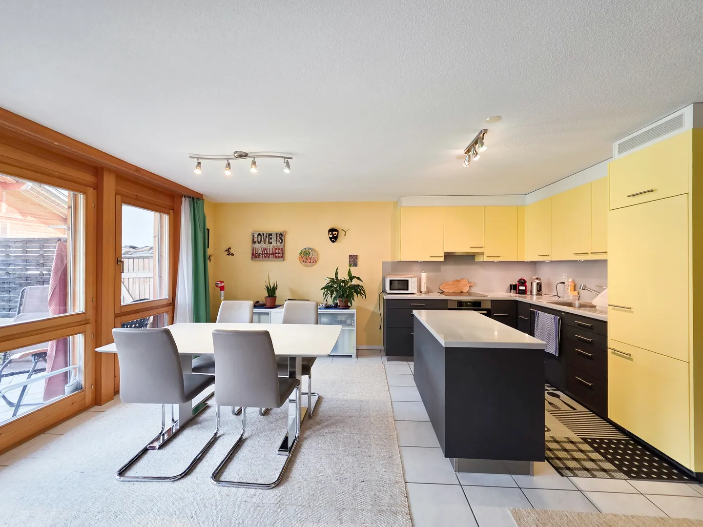 Charming Ground Floor Apartment - Photo 4 of 13