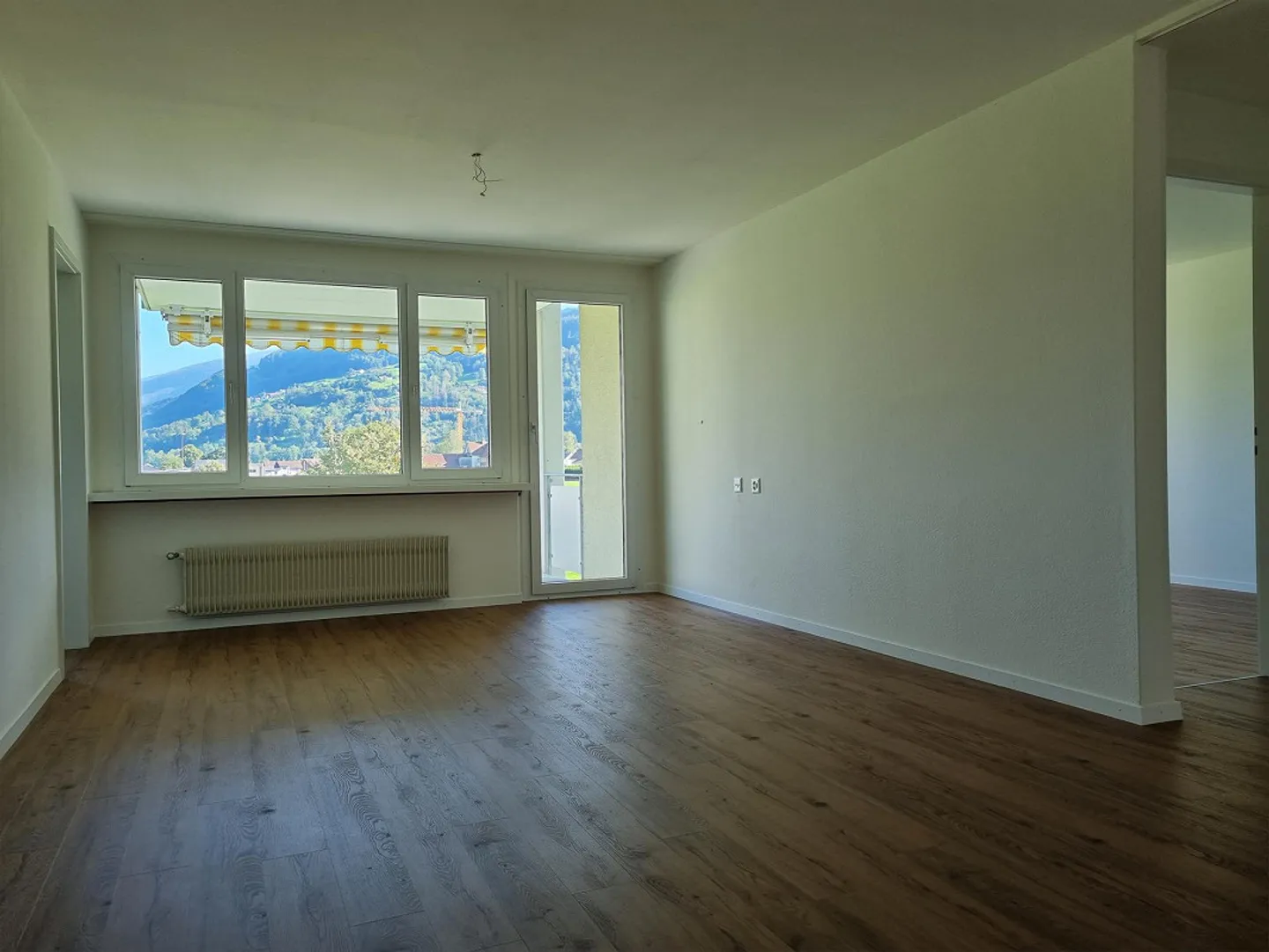 Newly renovated 4.5 room apartment with a fantastic view of the countryside - Photo 3 of 8