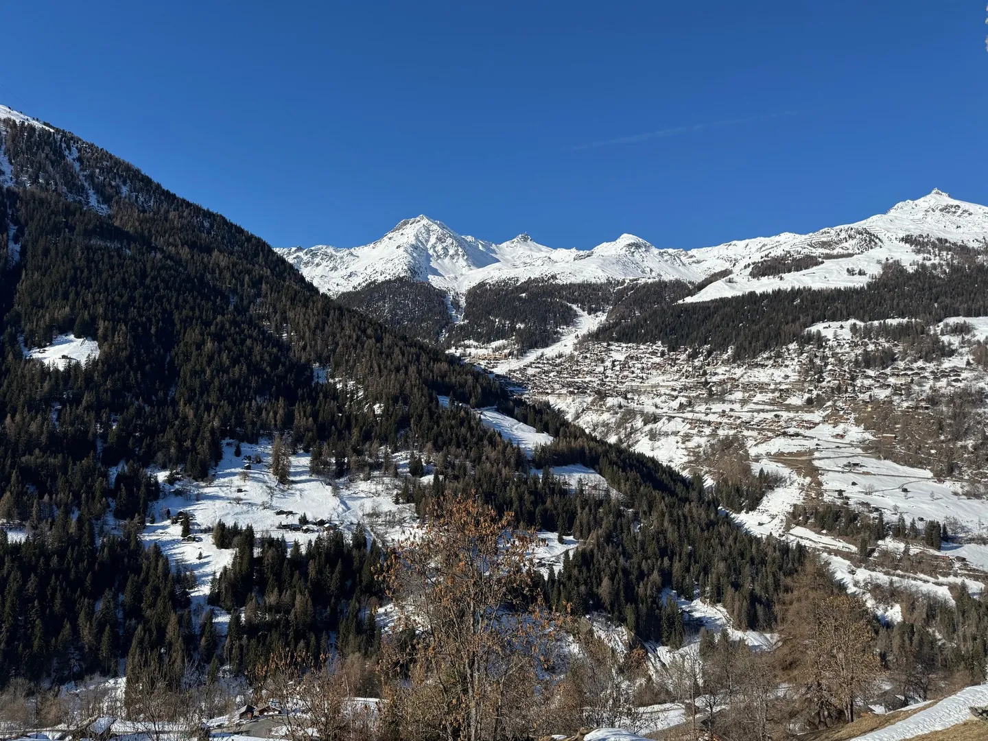 Chalet with Stunning Views - Photo 7 of 12