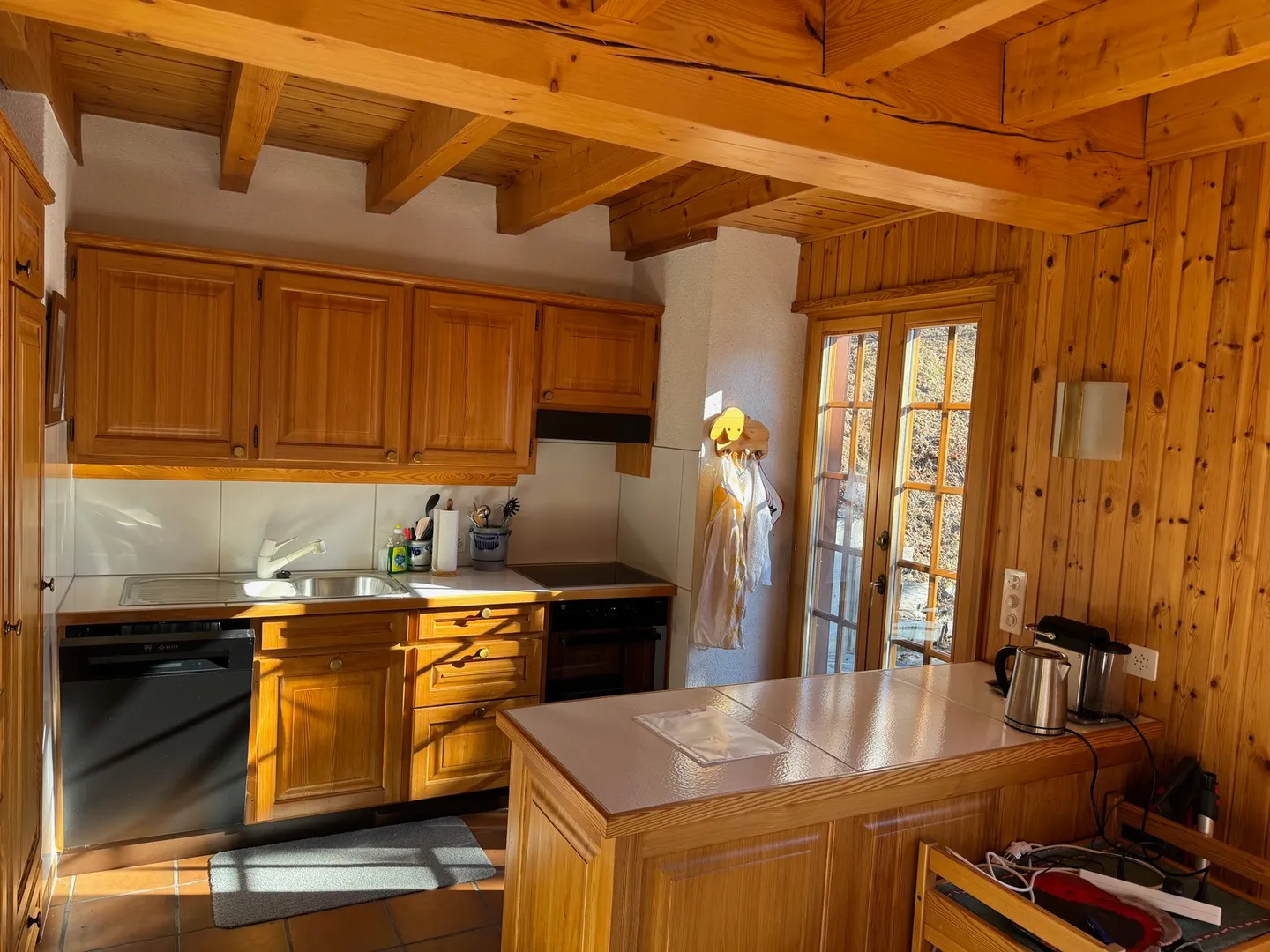 Chalet with Stunning Views - Photo 9 of 12