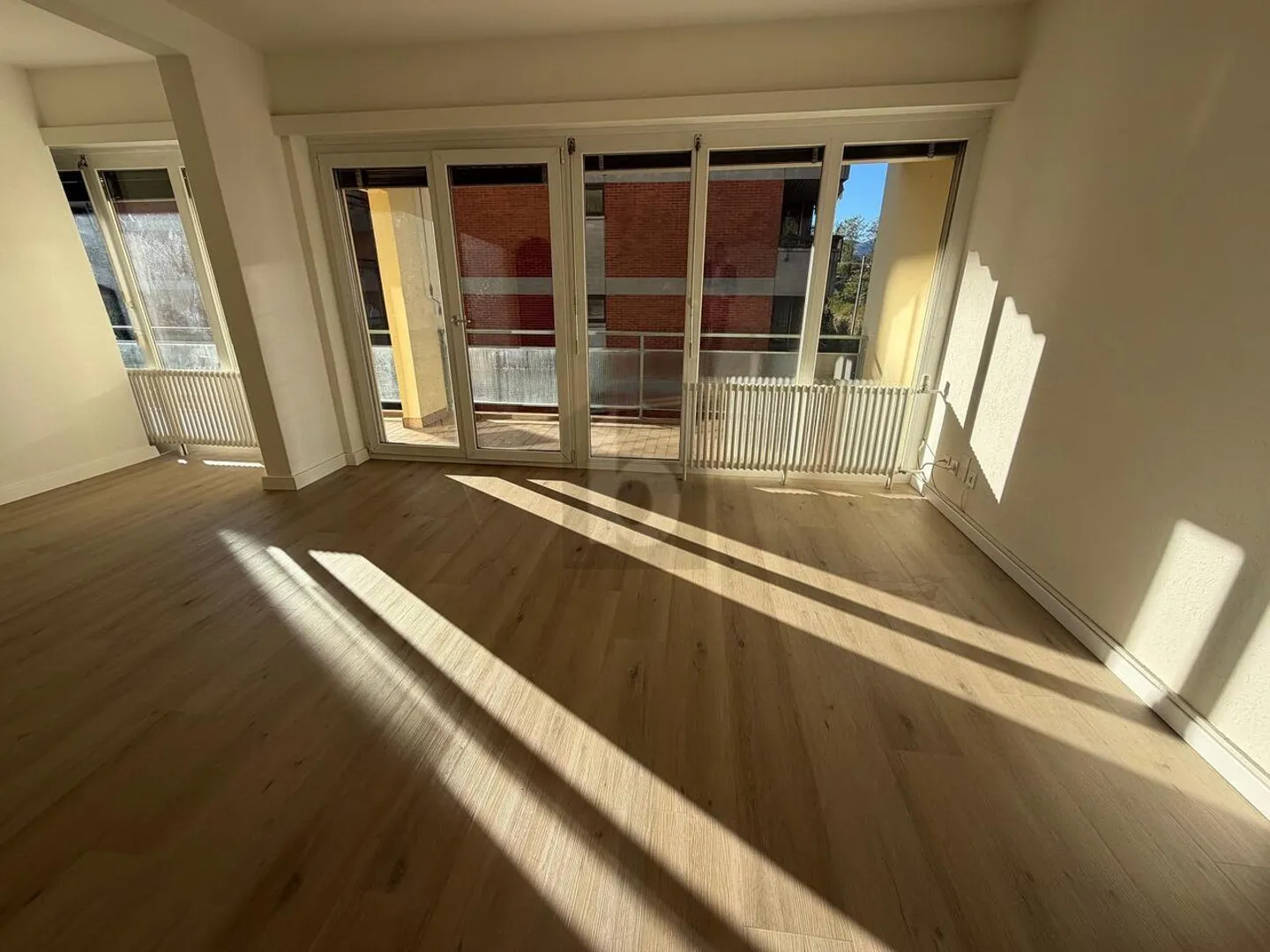 APPARTEMENT LUMINEUX DANS UN SECTEUR CENTRAL - Photo 2 sur 6