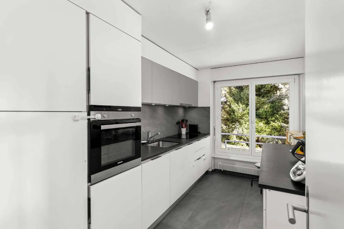 Appartement spacieux dans un environnement calme et verdoyant - Photo 3 sur 7