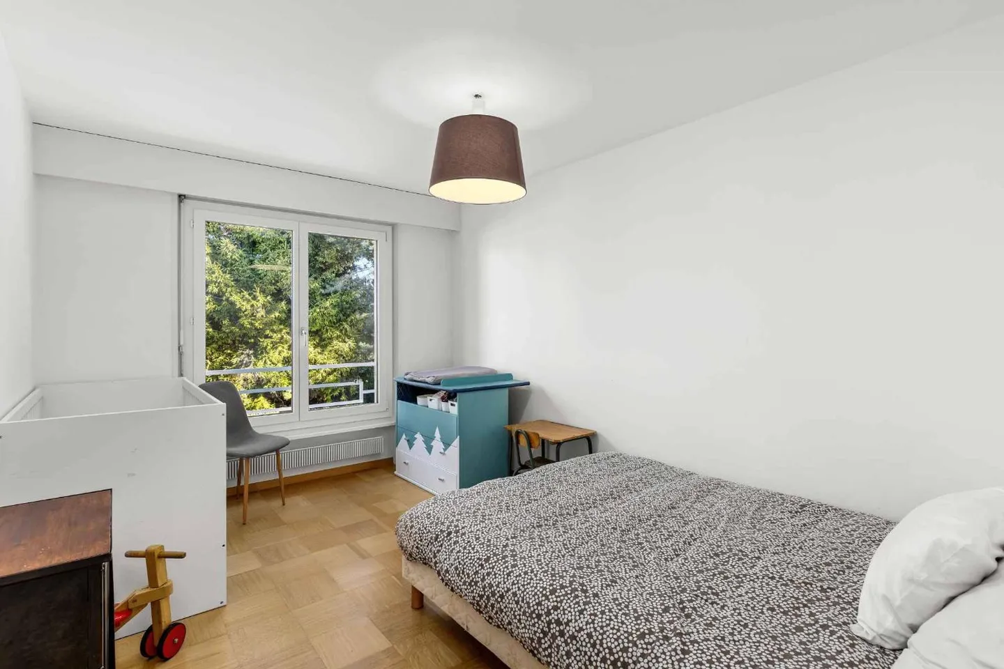 Appartement spacieux dans un environnement calme et verdoyant - Photo 5 sur 7