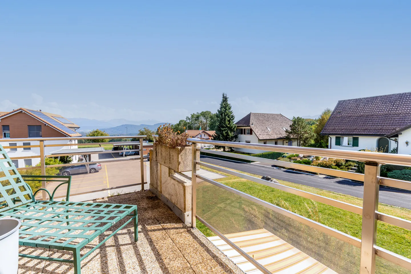 Very bright! Quiet and green! - Photo 8 of 11