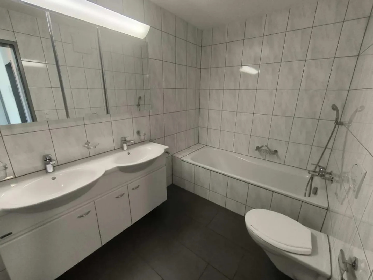Appartamento spazioso in un quartiere adatto alle famiglie - Foto 4 di 9