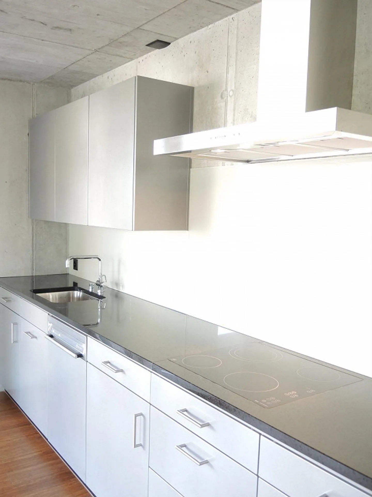 Cozy apartment with a view of greenery - Photo 2 of 5