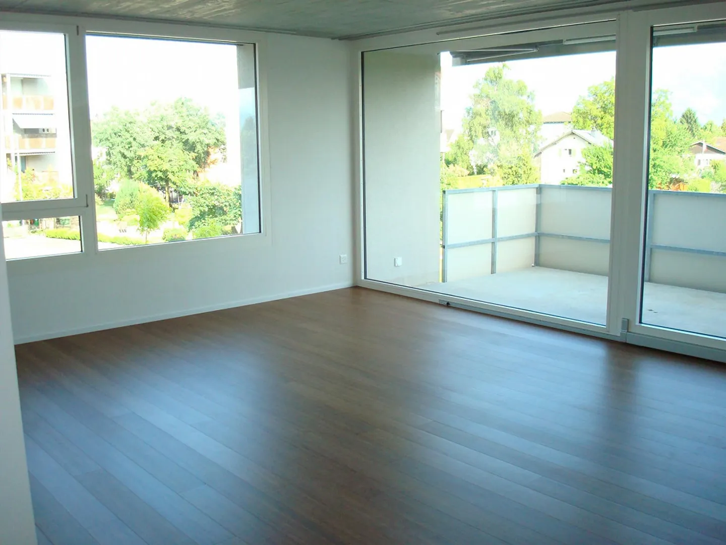 Cozy apartment with a view of greenery - Photo 3 of 5