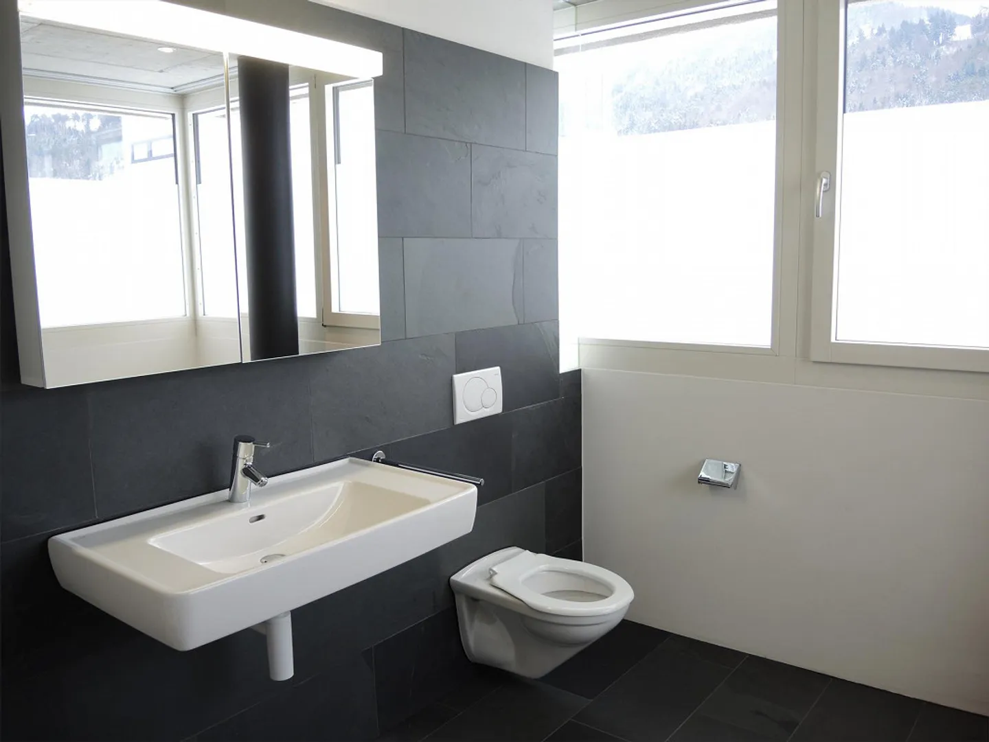 Cozy apartment with a view of greenery - Photo 5 of 5