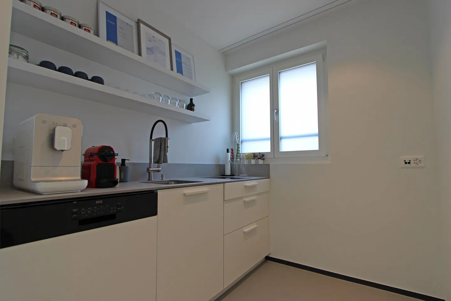 Espace de vente moderne et lumineux avec de grandes vitrines - Photo 4 sur 6