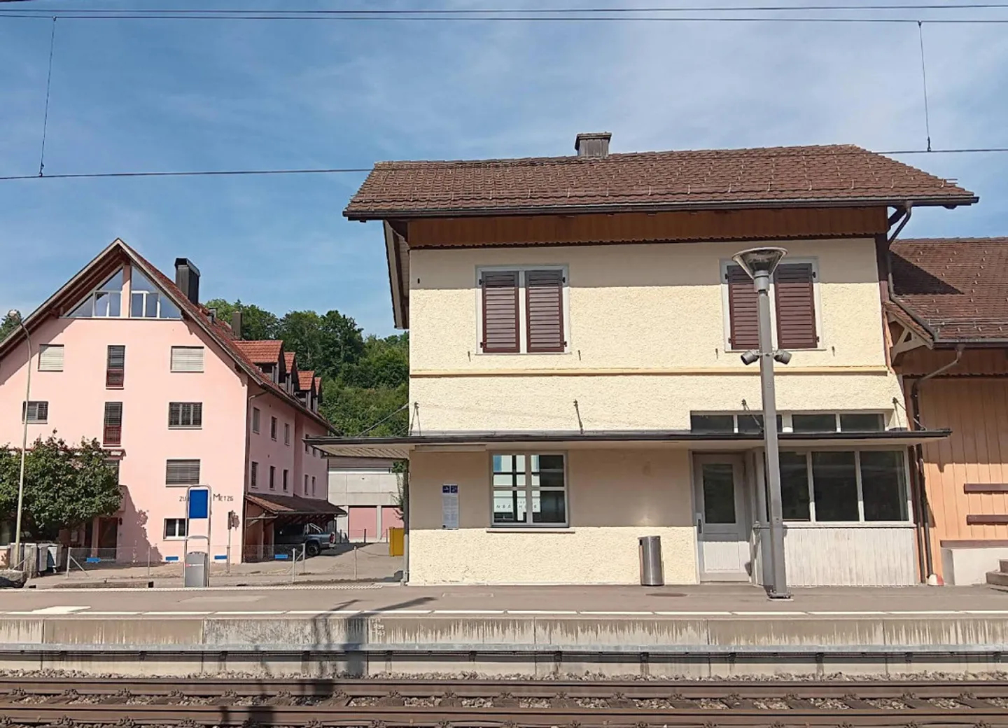 Verkaufsfläche am Bahnhof Rikon - Foto 2 von 2