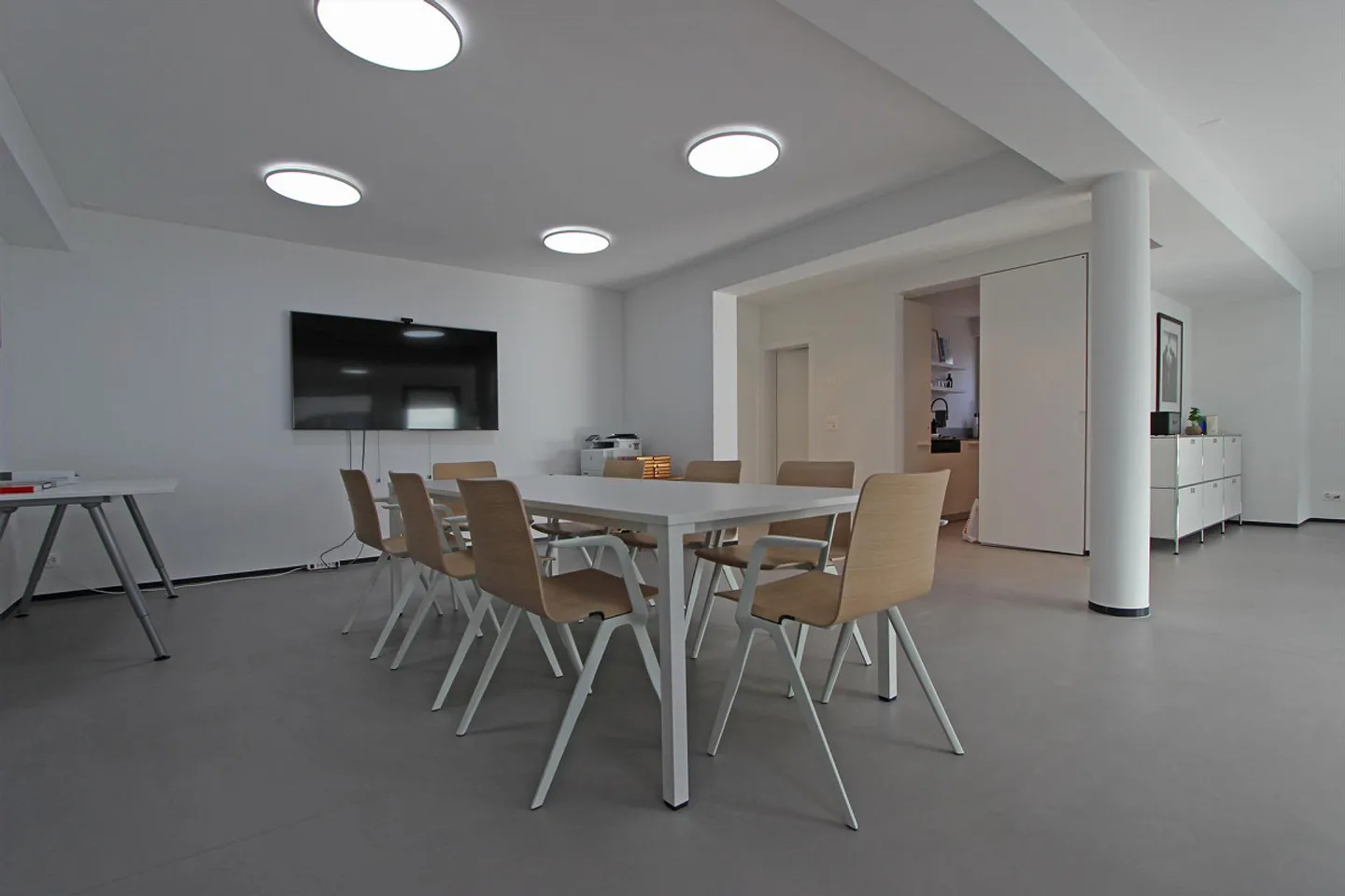 Espace de vente moderne et lumineux avec de grandes vitrines - Photo 2 sur 6