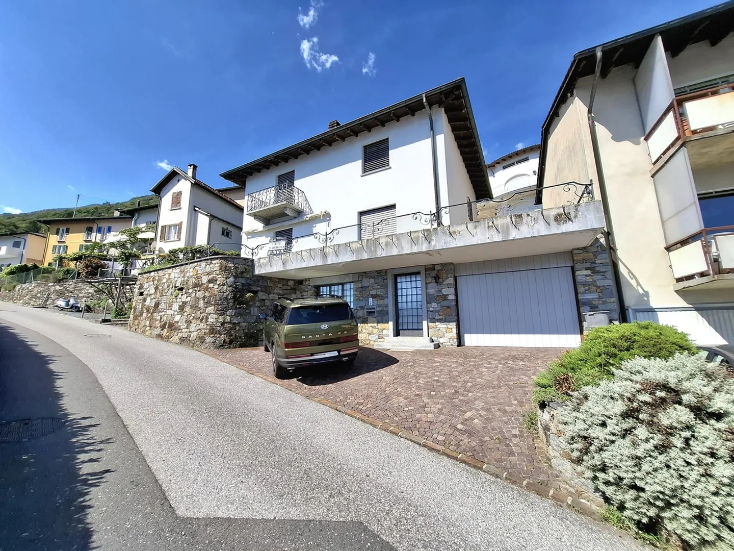 Cozy single-family home with breathtaking views of Lake Maggiore in Brissago - Photo 2 of 13