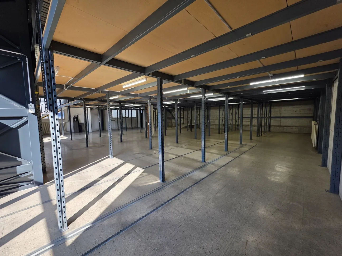 Bâtiment commercial dans une zone d'activités de production et de services - Photo 3 sur 18
