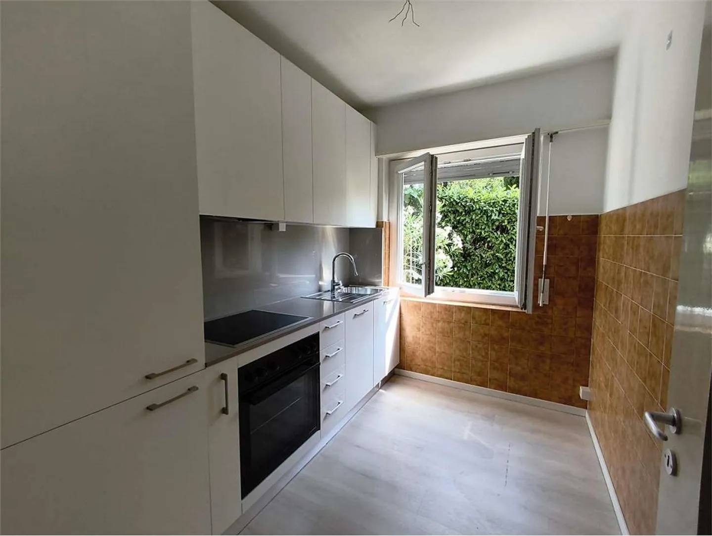 Massagno (Via dei Pioppi 1) - Geräumige 3.5 Zimmer mit Neuer Küche und Großem - Foto 10 von 12