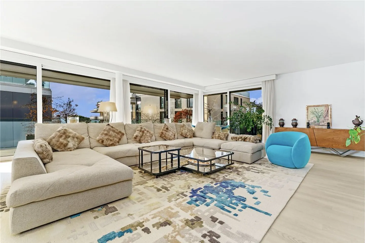 Lakeside Luxury Apartment - Photo 2 of 13