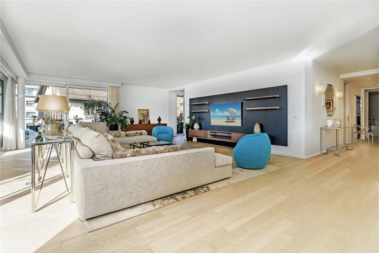 Lakeside Luxury Apartment - Photo 3 of 13