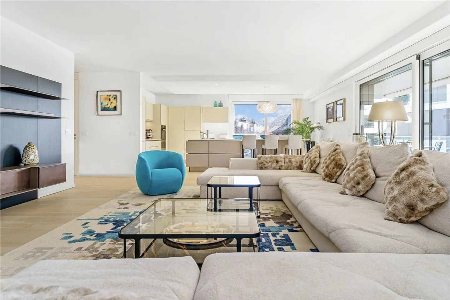 Lakeside Luxury Apartment - Photo 4 of 13