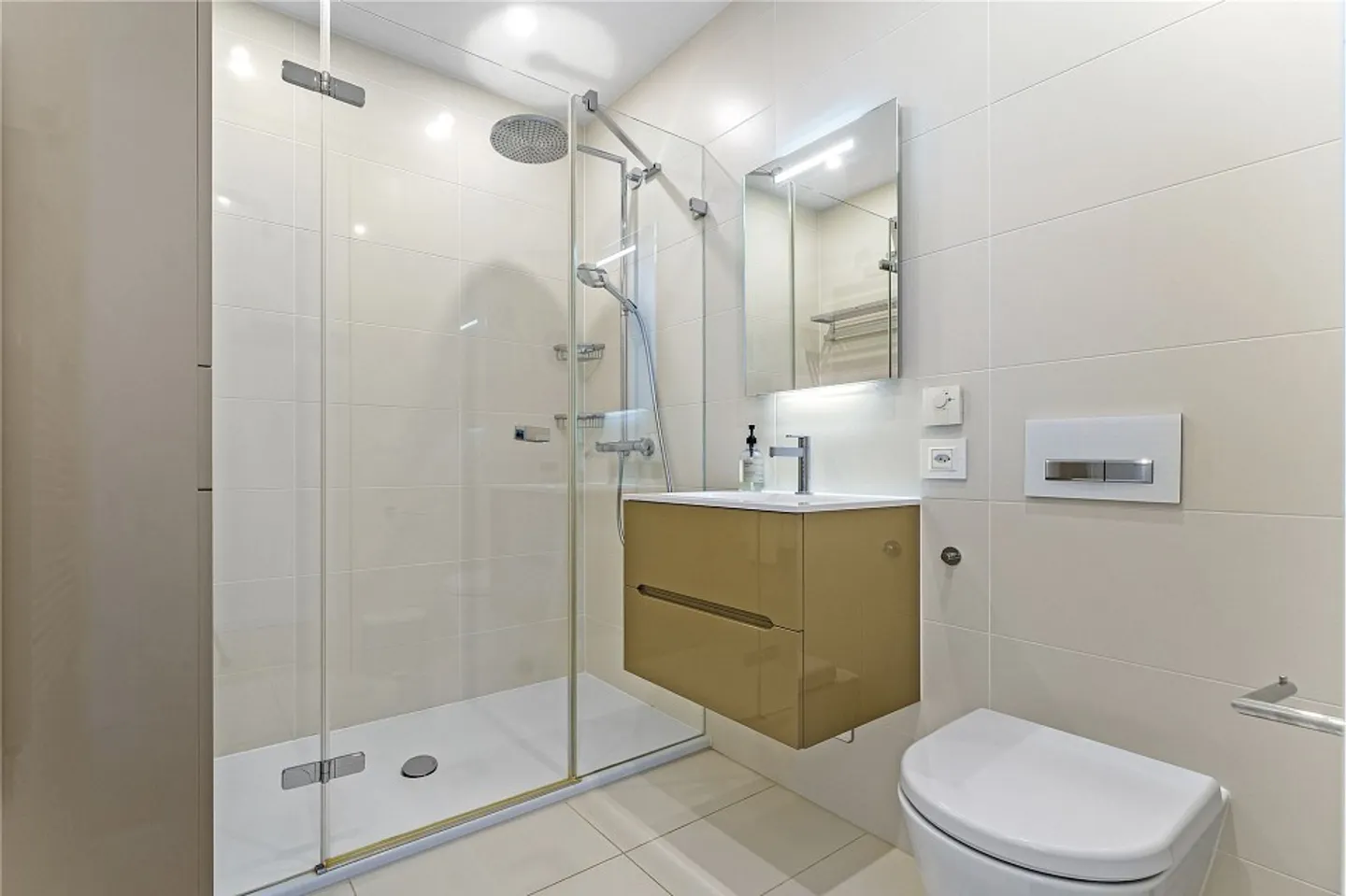 Lakeside Luxury Apartment - Photo 8 of 13