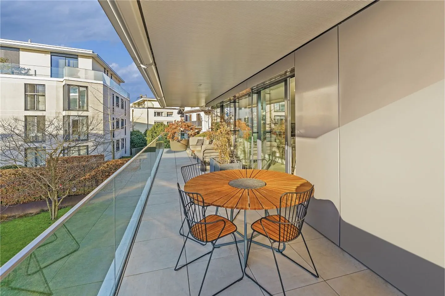Lakeside Luxury Apartment - Photo 10 of 13