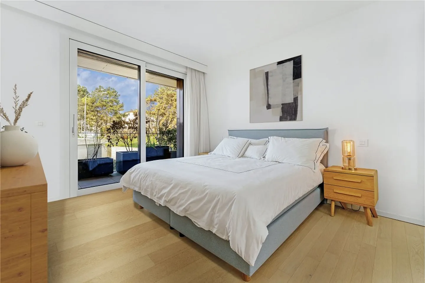 Lakeside Luxury Apartment - Photo 7 of 13