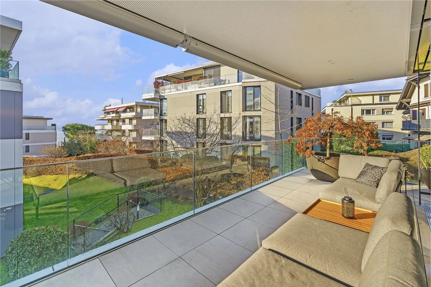 Lakeside Luxury Apartment - Photo 11 of 13