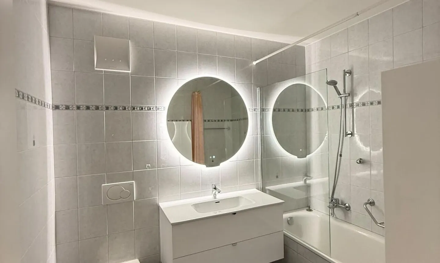 Spacious, bright apartment with a stunning view of the lake! - Photo 8 of 13