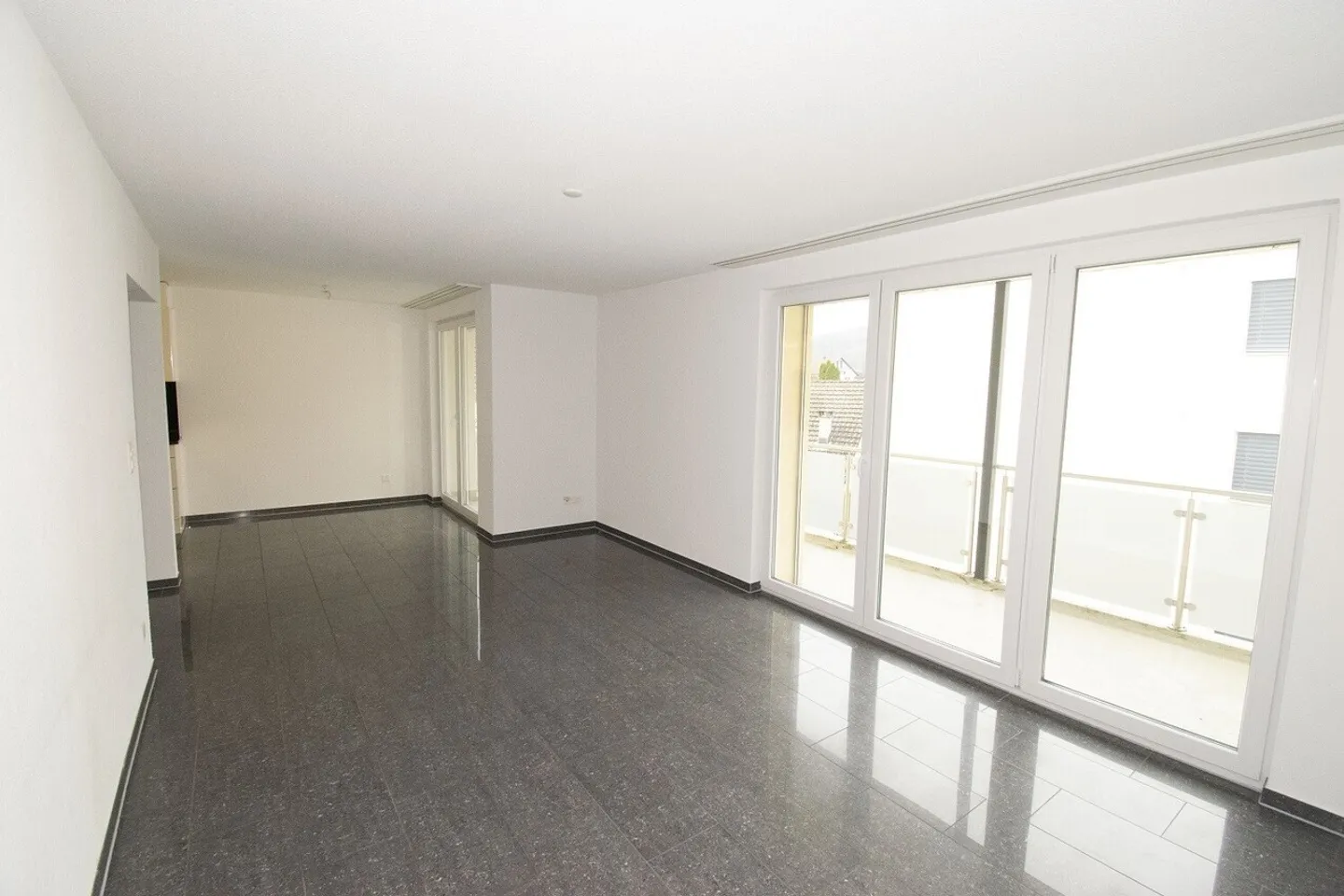 Bright and modern apartment in a central location - Photo 7 of 12