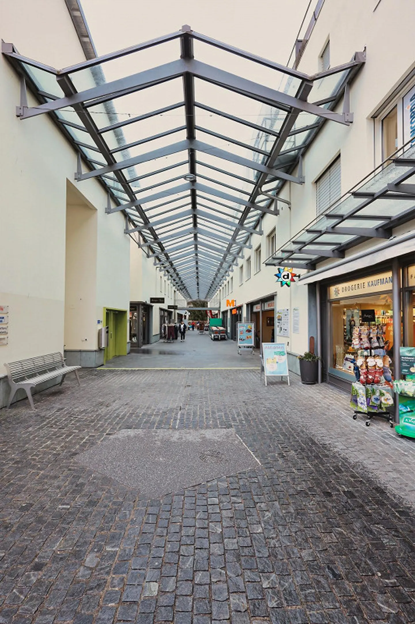 Retail space in shopping arcade approx. 68m2 for rent - Photo 2 of 12