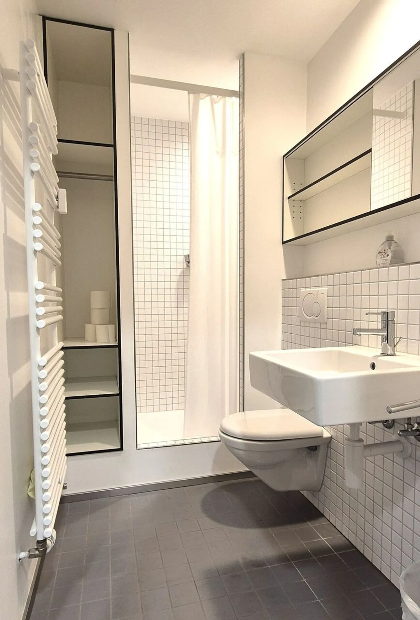 Bureau d'équipe meublé avec salle de bain privée et service de première classe au cœur de Bâle - Photo 4 sur 12