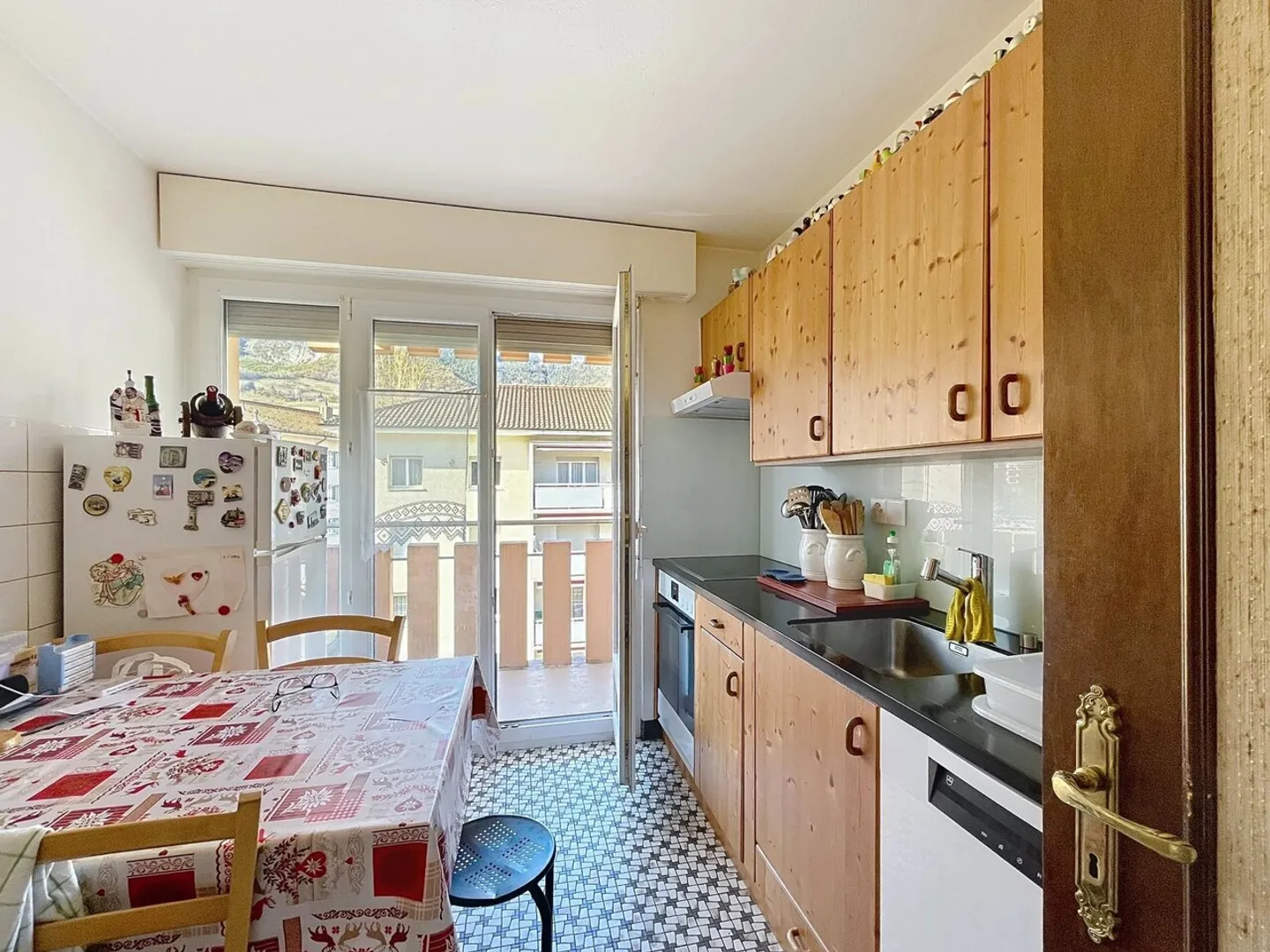 Appartement spacieux avec balcon - Photo 4 sur 12