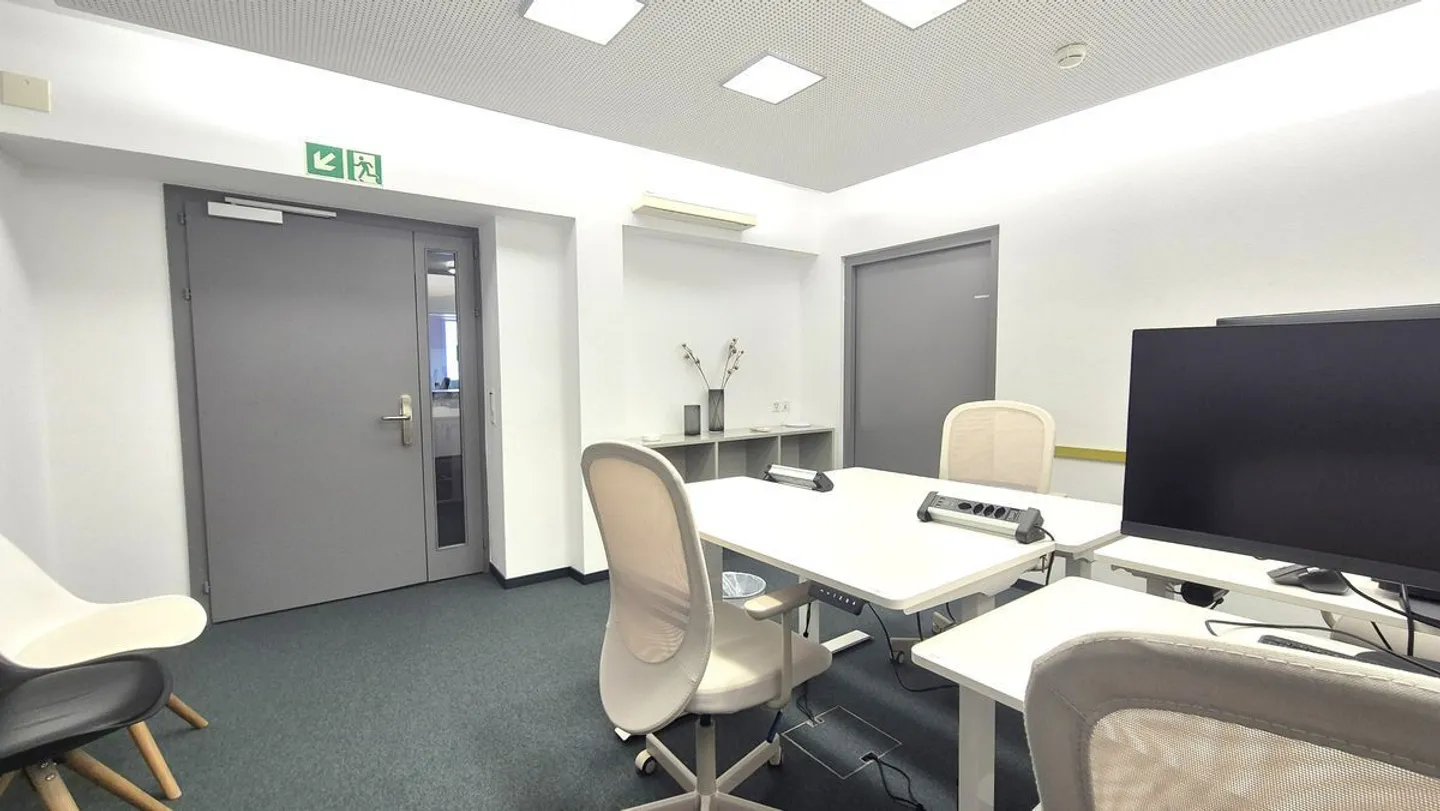 Bureau d'équipe meublé avec salle de bain privée et service de première classe au cœur de Bâle - Photo 7 sur 12