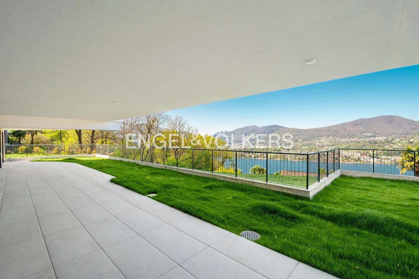 Appartamento di nuova costruzione con giardino e vista lago - Foto 1 di 13