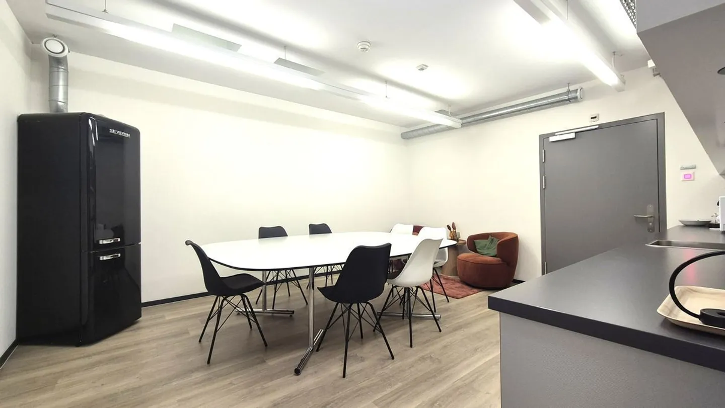 Bureau d'équipe meublé avec salle de bain privée et service de première classe au cœur de Bâle - Photo 11 sur 12