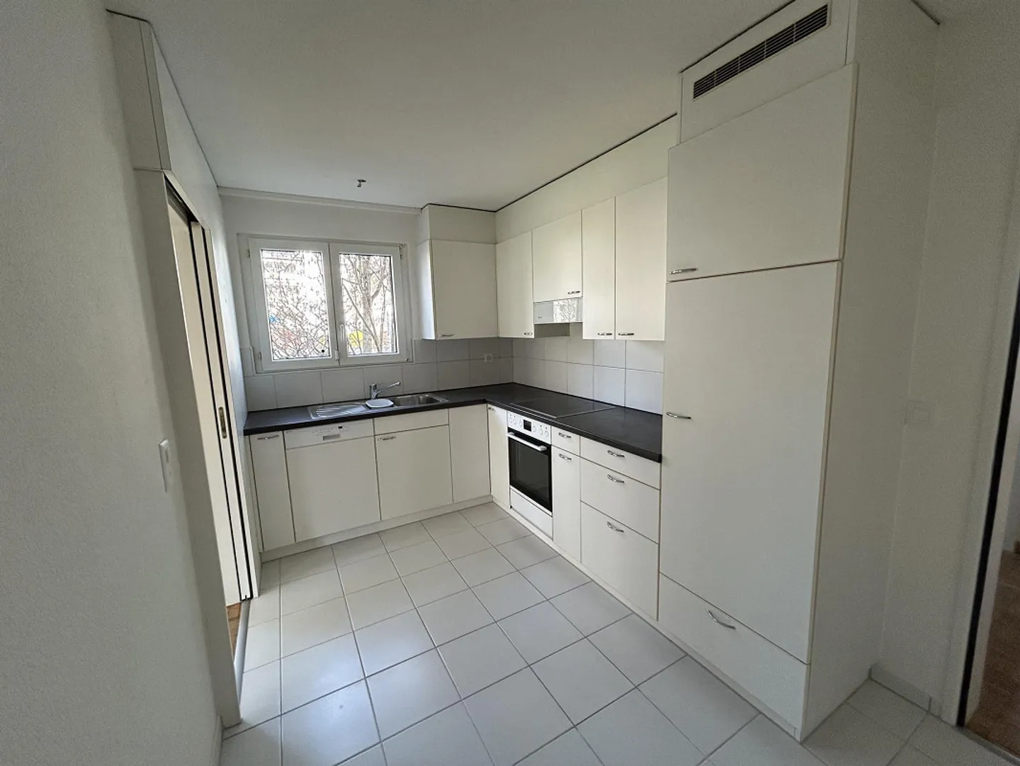 Ampio appartamento di 4,5 stanze in una posizione centrale - Foto 2 di 9