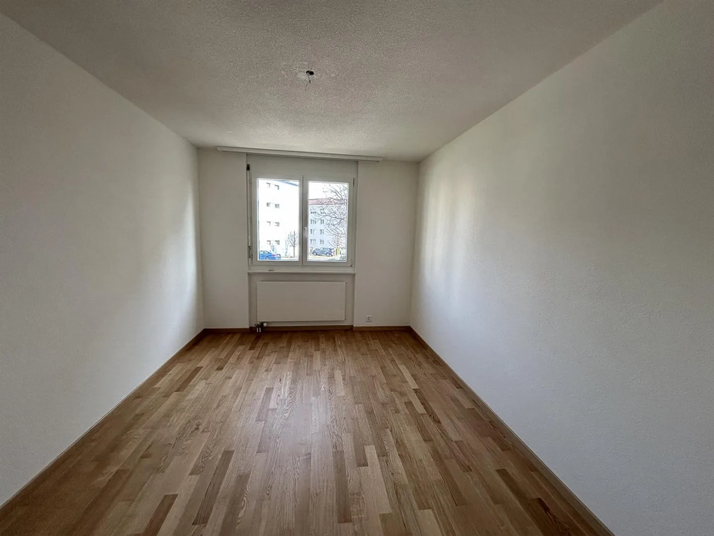 Ampio appartamento di 4,5 stanze in una posizione centrale - Foto 4 di 9