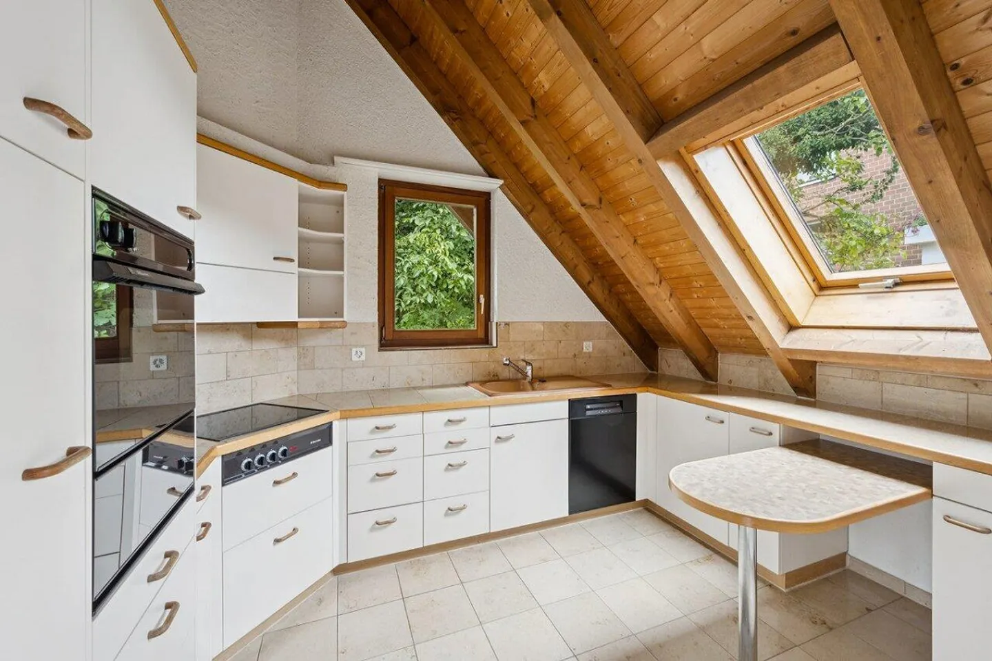 Charmante 3½-Zimmer-Dachwohnung mit Cheminée und Balkon in Arlesheim - Foto 3 di 15