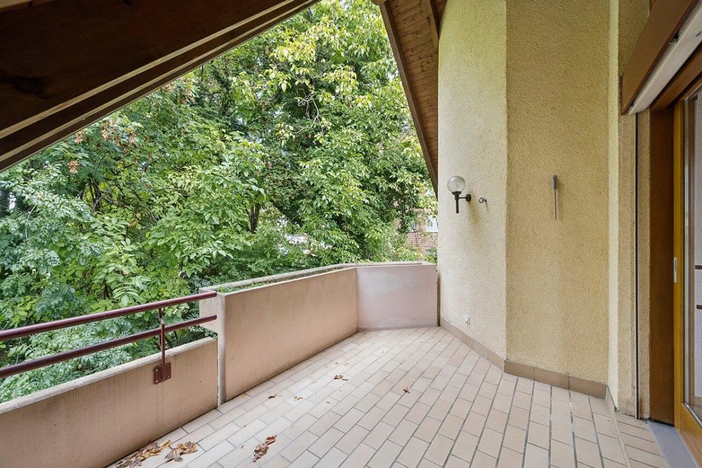 Charmante 3½-Zimmer-Dachwohnung mit Cheminée und Balkon in Arlesheim - Foto 4 di 15