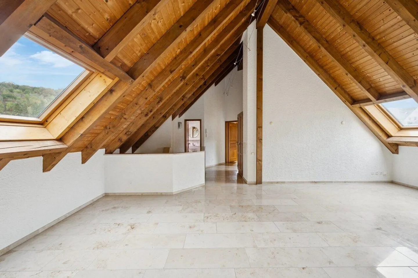 Charmante 3½-Zimmer-Dachwohnung mit Cheminée und Balkon in Arlesheim - Foto 5 di 15