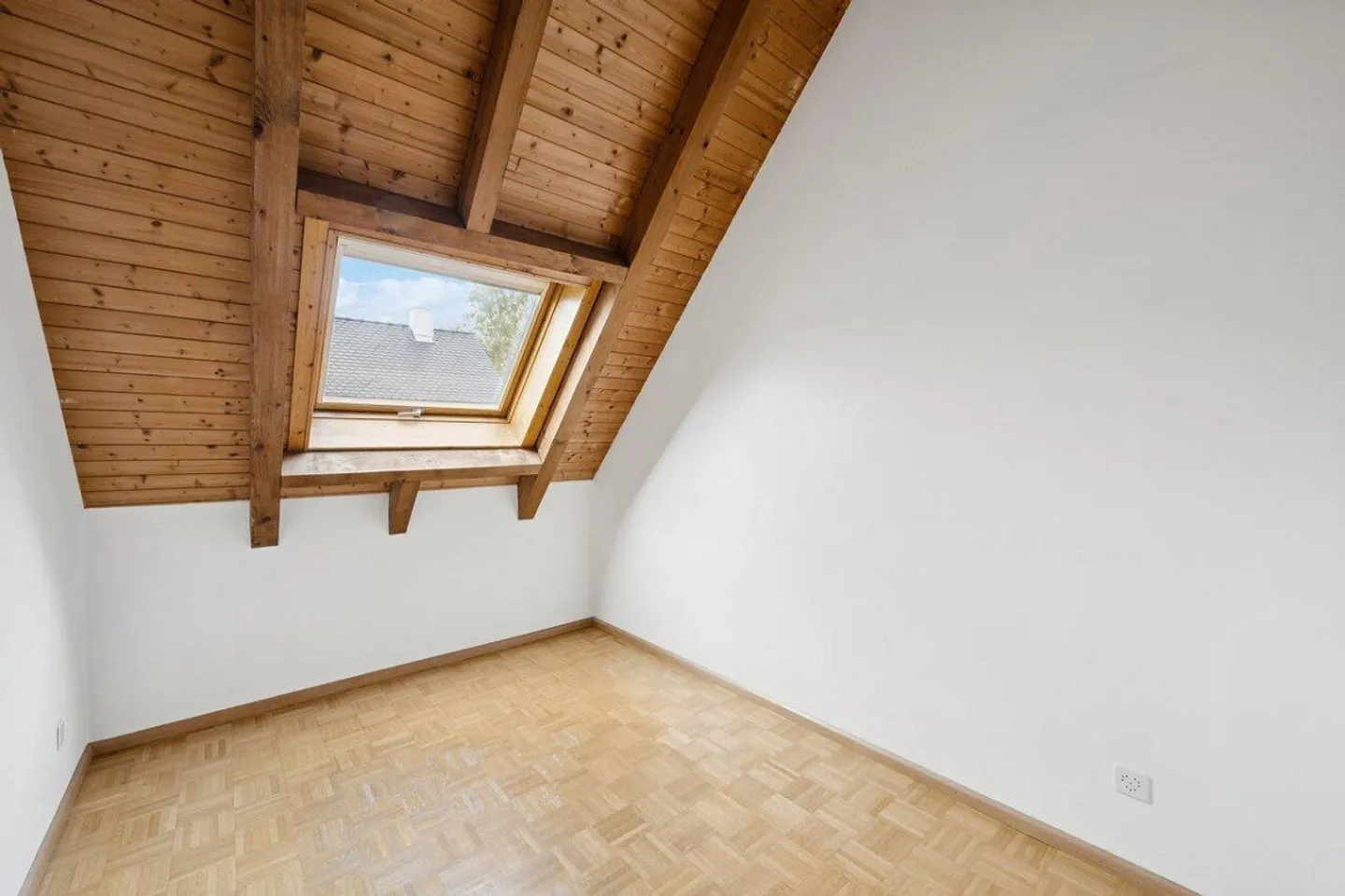 Charmante 3½-Zimmer-Dachwohnung mit Cheminée und Balkon in Arlesheim - Foto 6 di 15