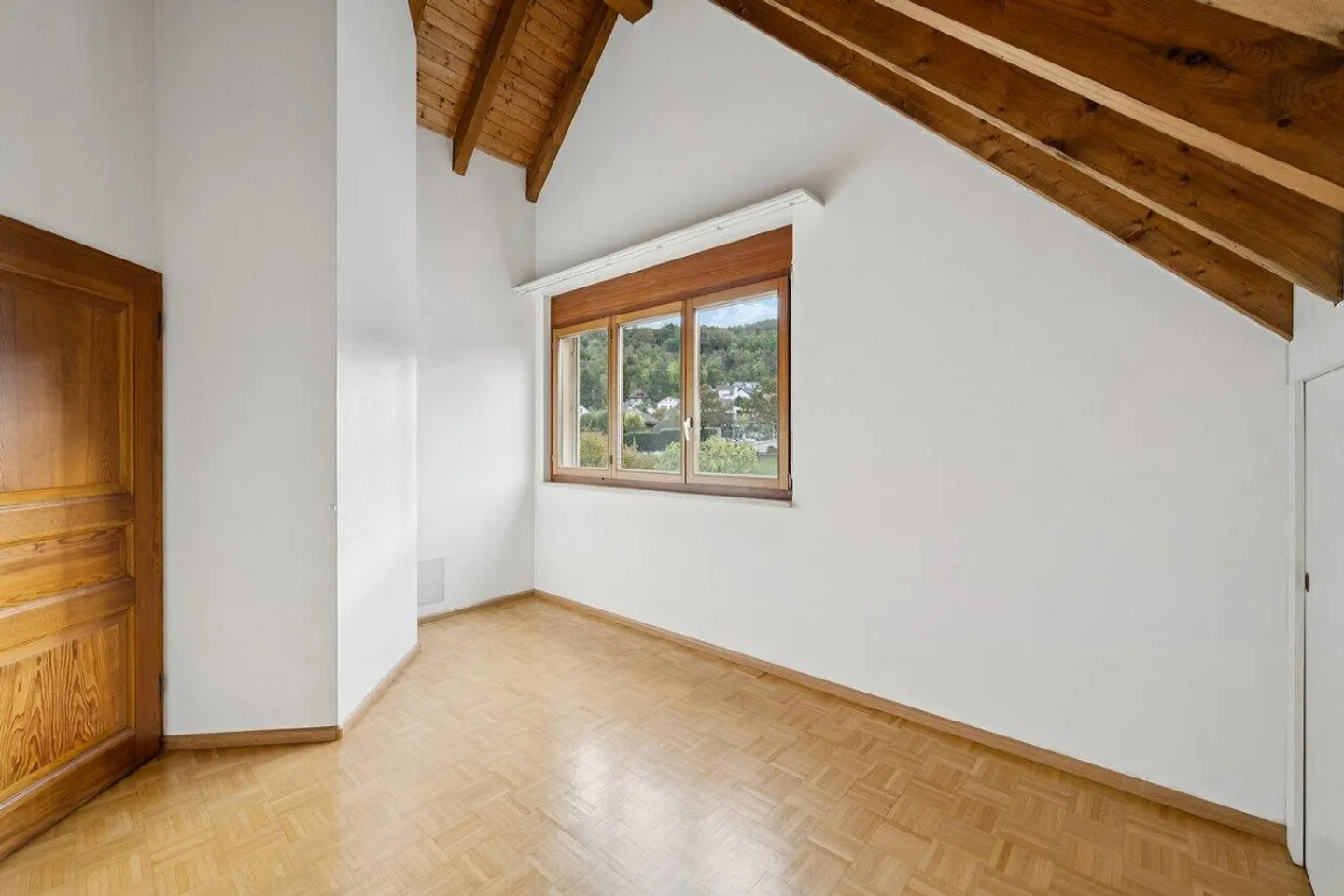 Charmante 3½-Zimmer-Dachwohnung mit Cheminée und Balkon in Arlesheim - Foto 8 di 15