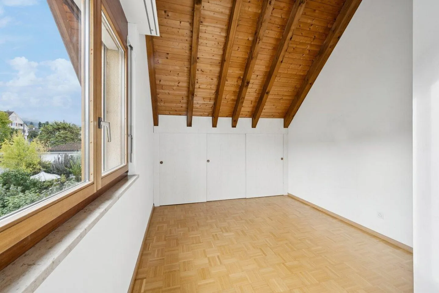 Charmante 3½-Zimmer-Dachwohnung mit Cheminée und Balkon in Arlesheim - Foto 7 di 15