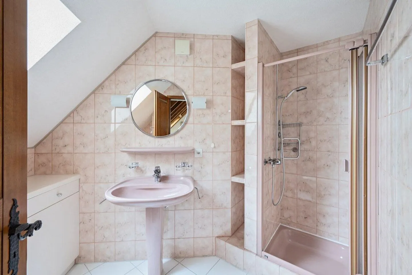 Charmante 3½-Zimmer-Dachwohnung mit Cheminée und Balkon in Arlesheim - Foto 9 di 15